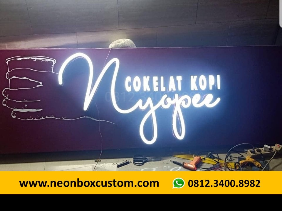 Jasa Neon Box Kendari, Baubau, Konawe Sulawesi Tenggara Siap Kirim Dari Surabaya. WA 0812-3400-8982