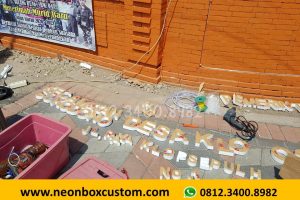 Pemasangan Neon Box Kantor Desa Kloposepuluh Sidoarjo
