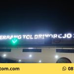 Apa Itu Pembuatan Tulisan Neon Box Gerbang Tol Driyorejo 2 dan Mengapa Penting untuk Visibilitas?